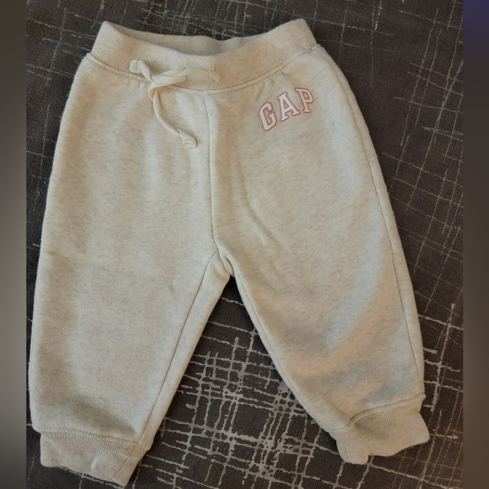 EUC Gap Baby fleece lined Pants,cream 6-12 months